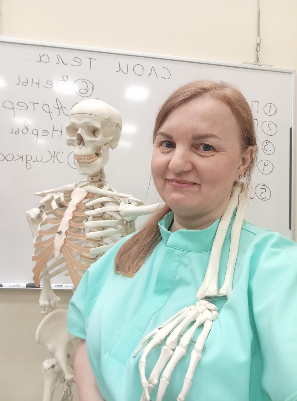 Доктор с анатомическим макетом